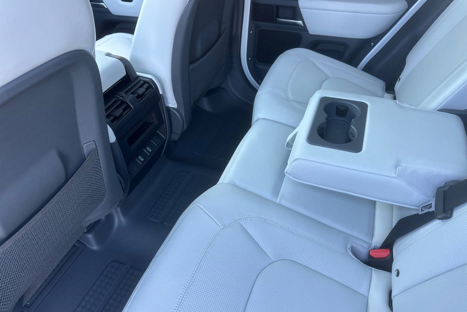 New 2026 Land Rover Defender 110 X-Dynamic SE image 16