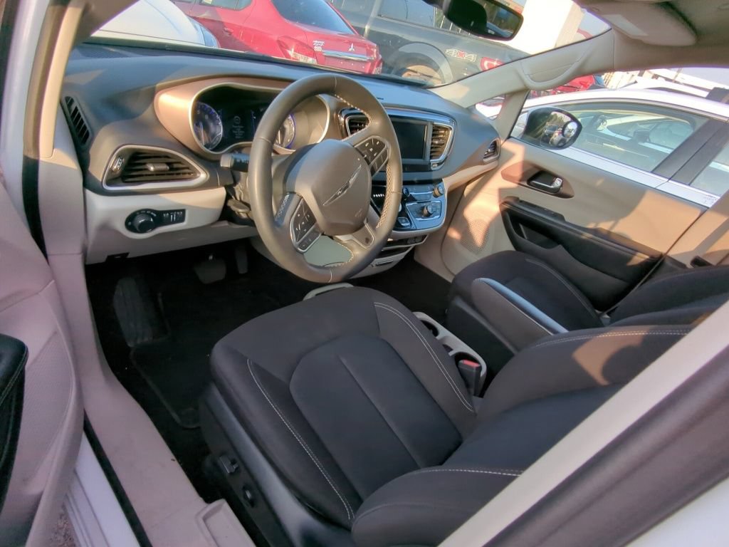 Used 2023 Chrysler Voyager LX FWD image 7