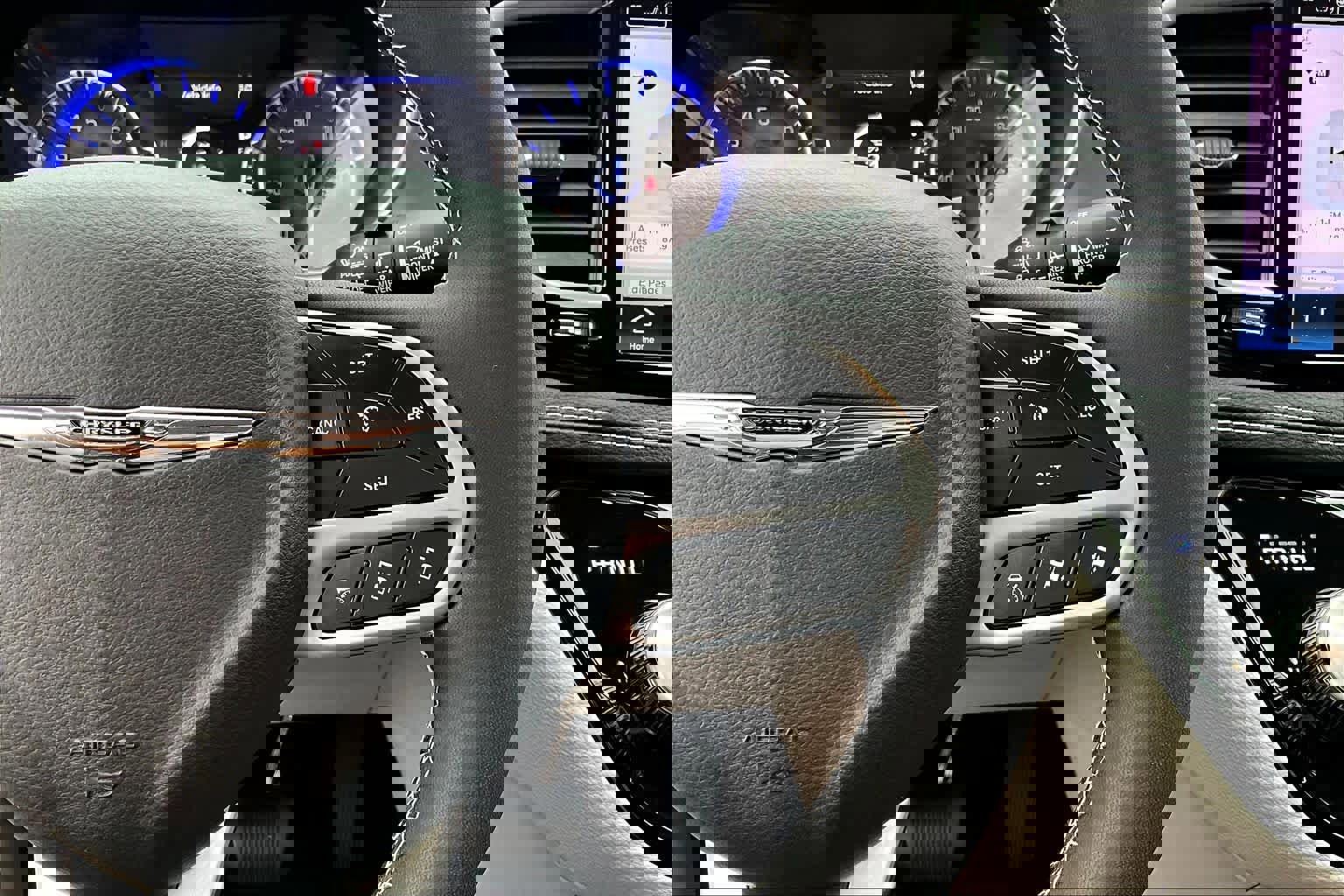 Used 2023 Chrysler Pacifica Touring-L image 25