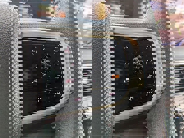 Used 2025 Nissan Armada SL image 32