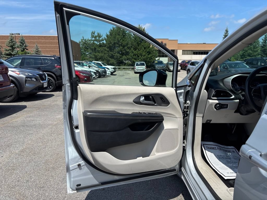 Used 2024 Chrysler Pacifica Touring-L FWD image 19