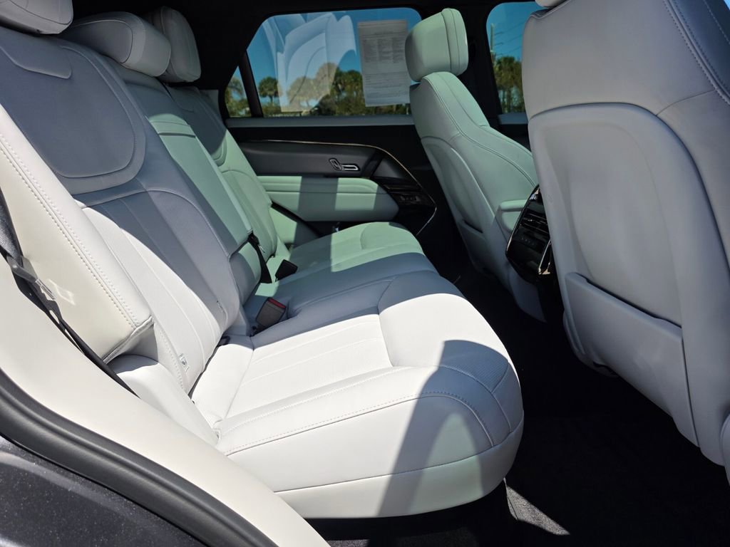 Used 2025 Land Rover Range Rover Sport SE image 13