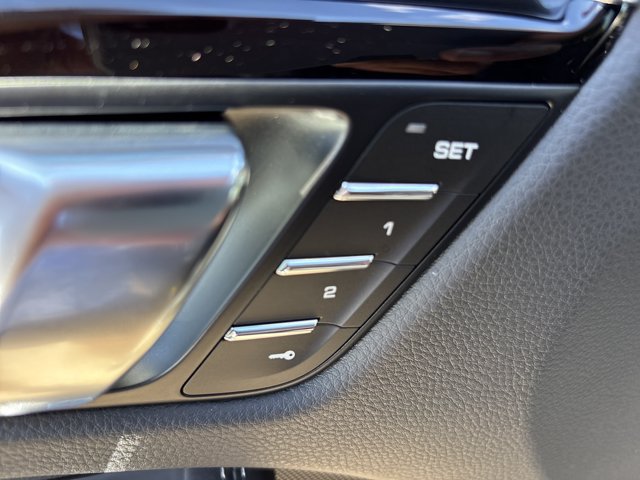 Used 2025 Porsche Macan AWD/4WD image 22