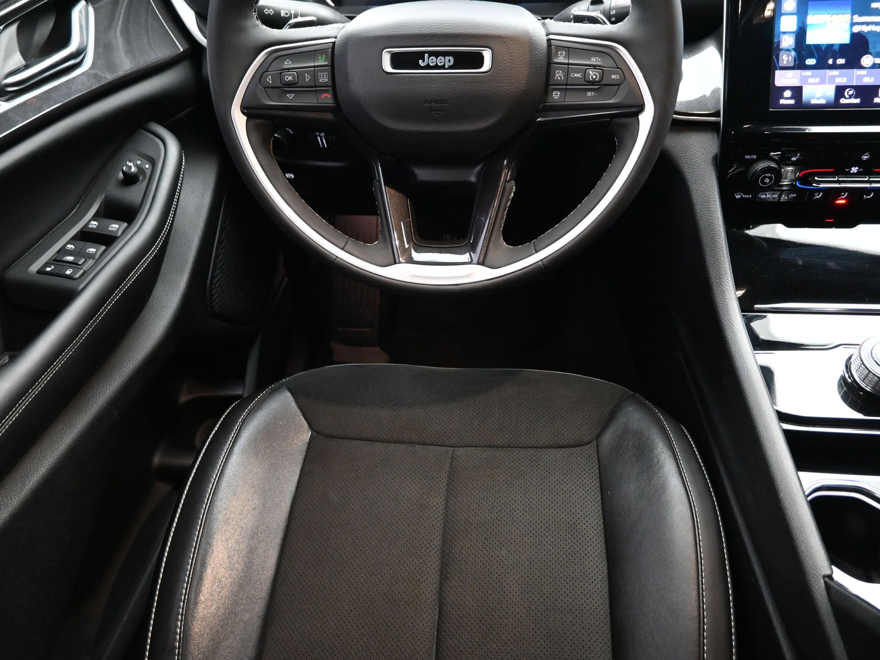 Used 2023 Jeep Grand Cherokee Altitude image 9