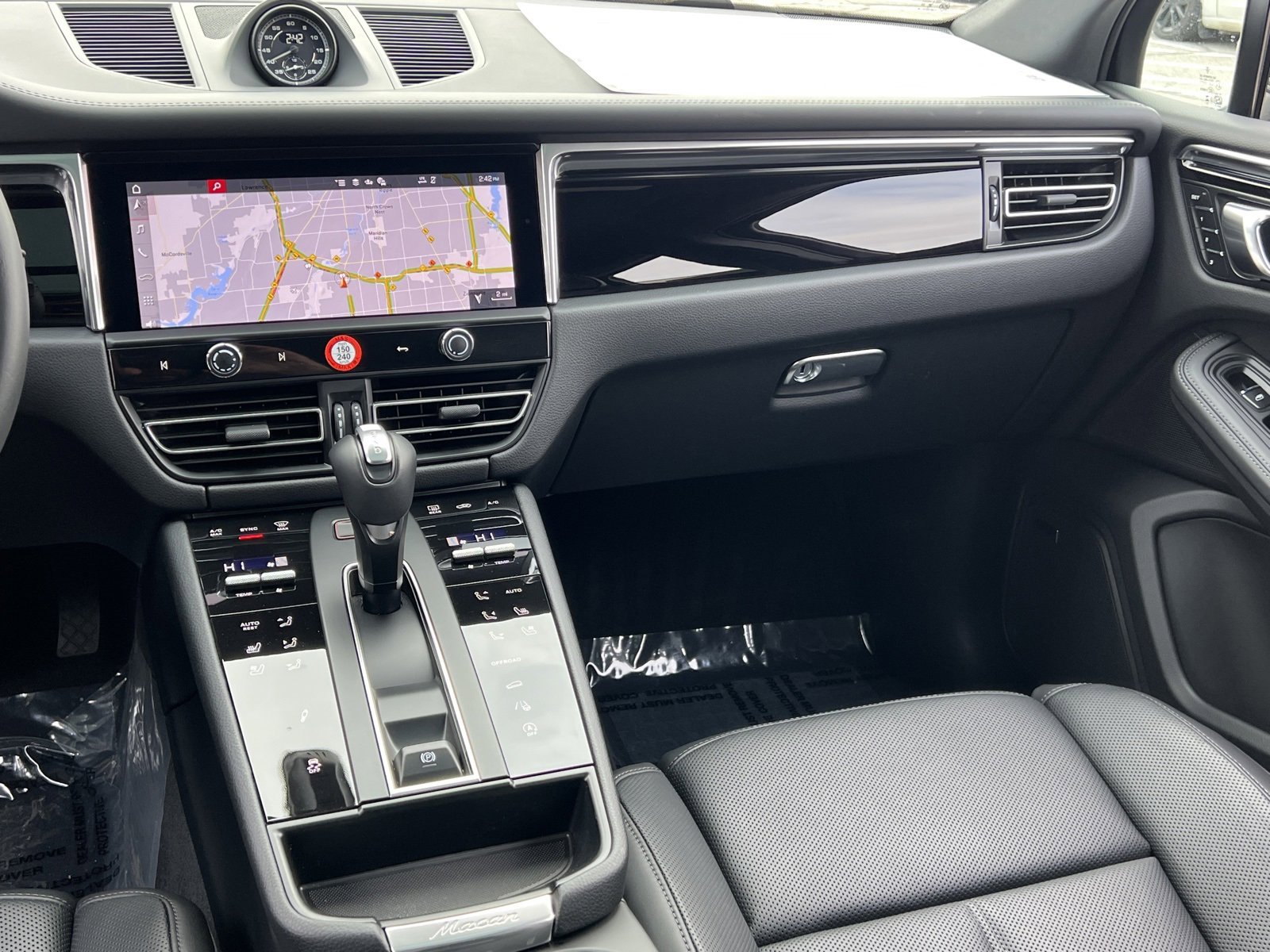 Certified 2025 Porsche Macan Turbo image 27