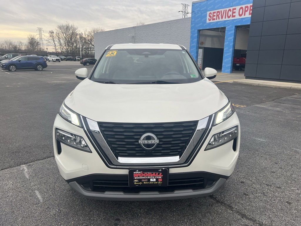 Used 2023 Nissan Rogue SV image 2