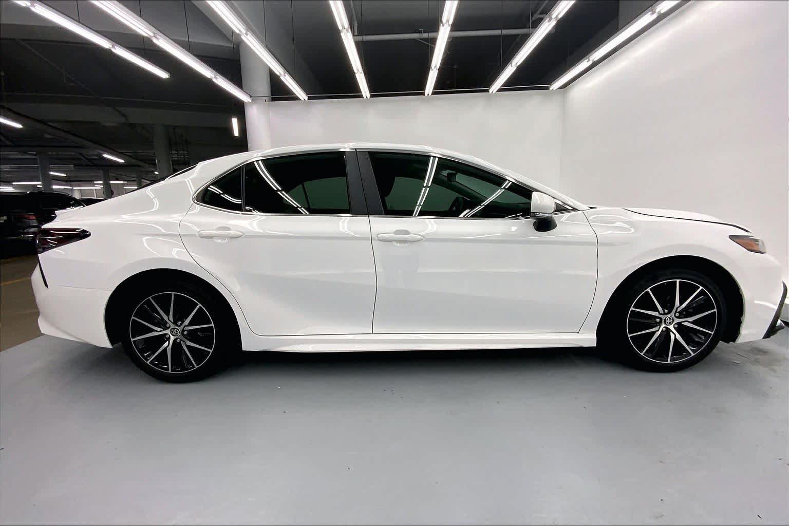 Used 2022 Toyota Camry SE FWD image 5