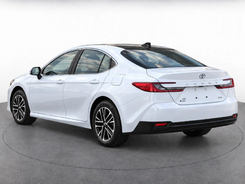 Used 2025 Toyota Camry XLE AWD/4WD image 3
