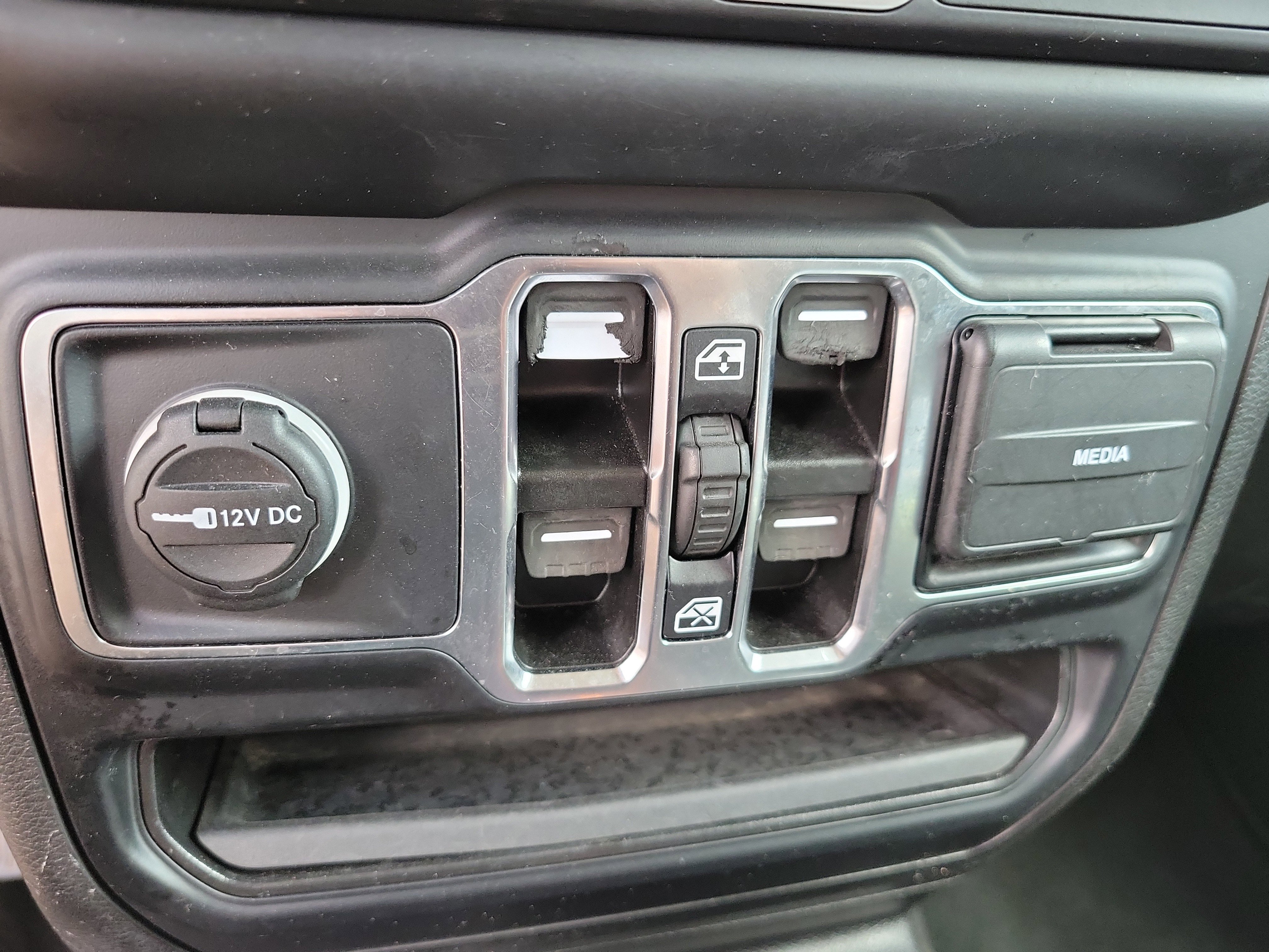 Used 2023 Jeep Gladiator Sport image 18