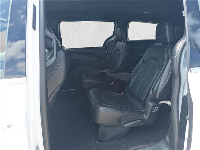 Used 2025 Chrysler Pacifica Select image 17