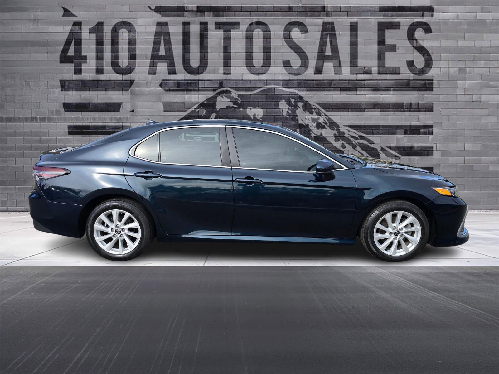 Used 2021 Toyota Camry LE w/ Carpet Mat Package (TMS) AWD/4WD image 2