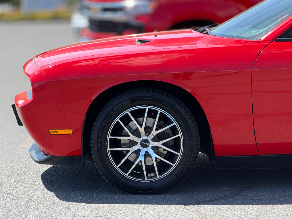 Used 2014 Dodge Challenger SXT RWD image 9