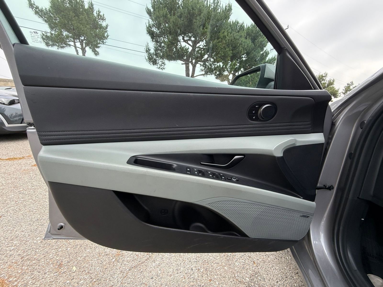 Used 2025 Hyundai Elantra Limited image 18