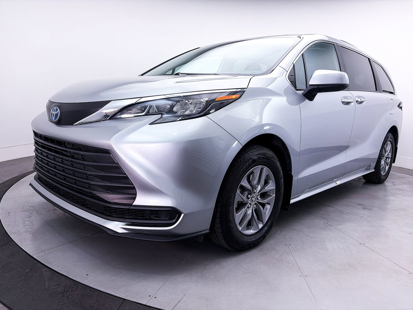 Used 2025 Toyota Sienna XLE FWD image 13