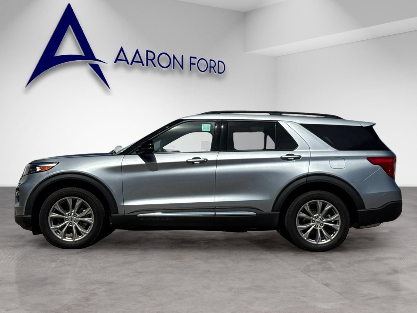 Used 2024 Ford Explorer XLT w/ Equipment Group 202A image 3