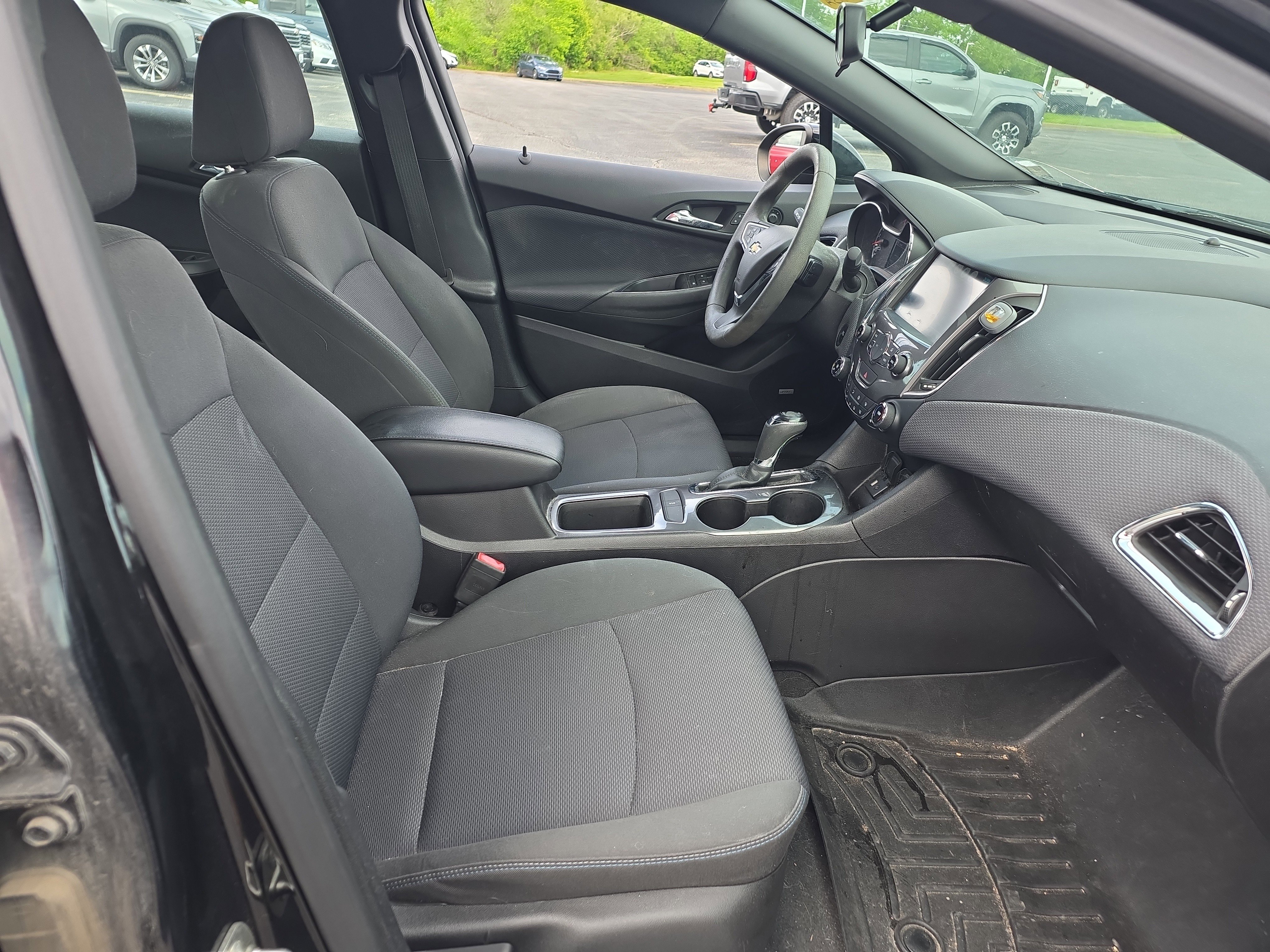 Used 2018 Chevrolet Cruze LT w/ Sun And Sound Package FWD image 9