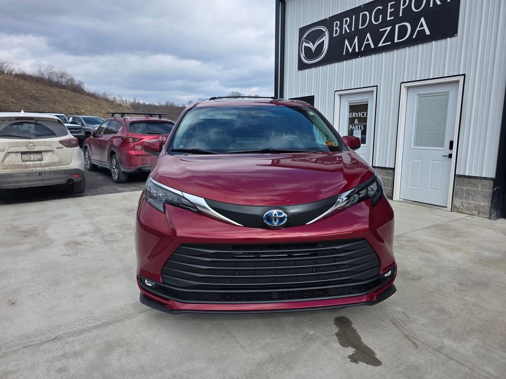Used 2025 Toyota Sienna XLE w/ XLE Plus Package image 2