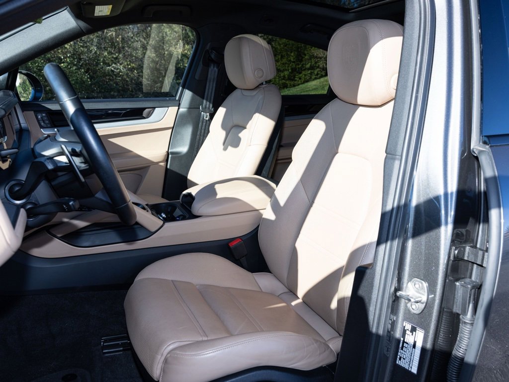 Used 2024 Porsche Cayenne Coupe image 3