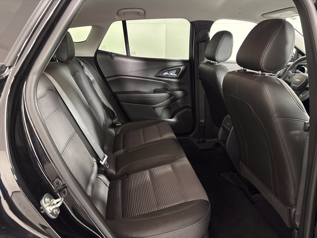 Used 2025 Chevrolet Trax LT FWD image 38