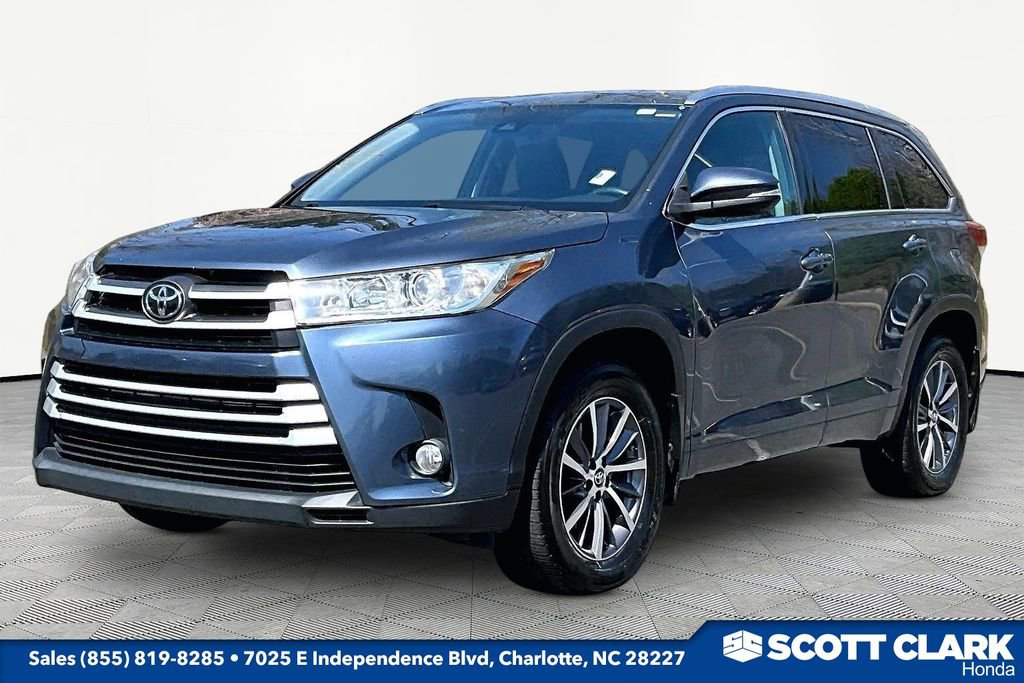 Used 2017 Toyota Highlander XLE image 3