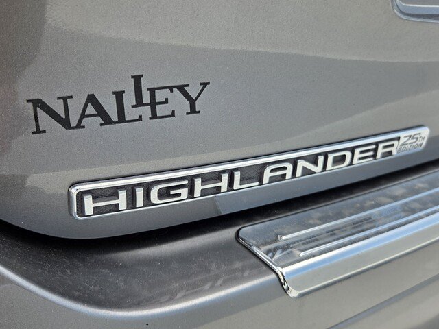 Used 2025 Toyota Highlander Limited AWD/4WD image 34