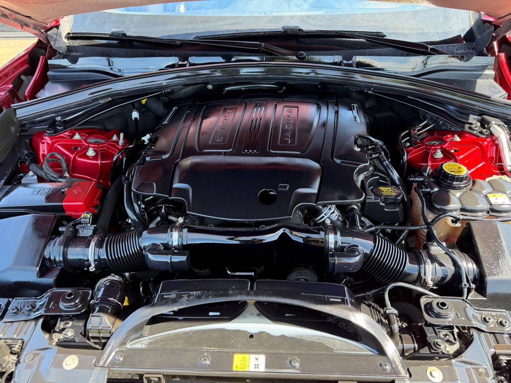 Used 2017 Jaguar F-PACE Premium image 16