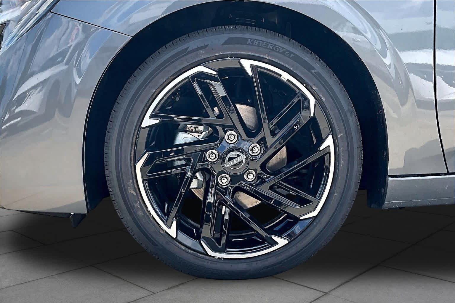 New 2027 Nissan Sentra SR w/ Floor Mat Package FWD image 9