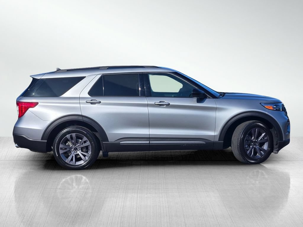 Used 2023 Ford Explorer XLT w/ Equipment Group 202A AWD/4WD image 3
