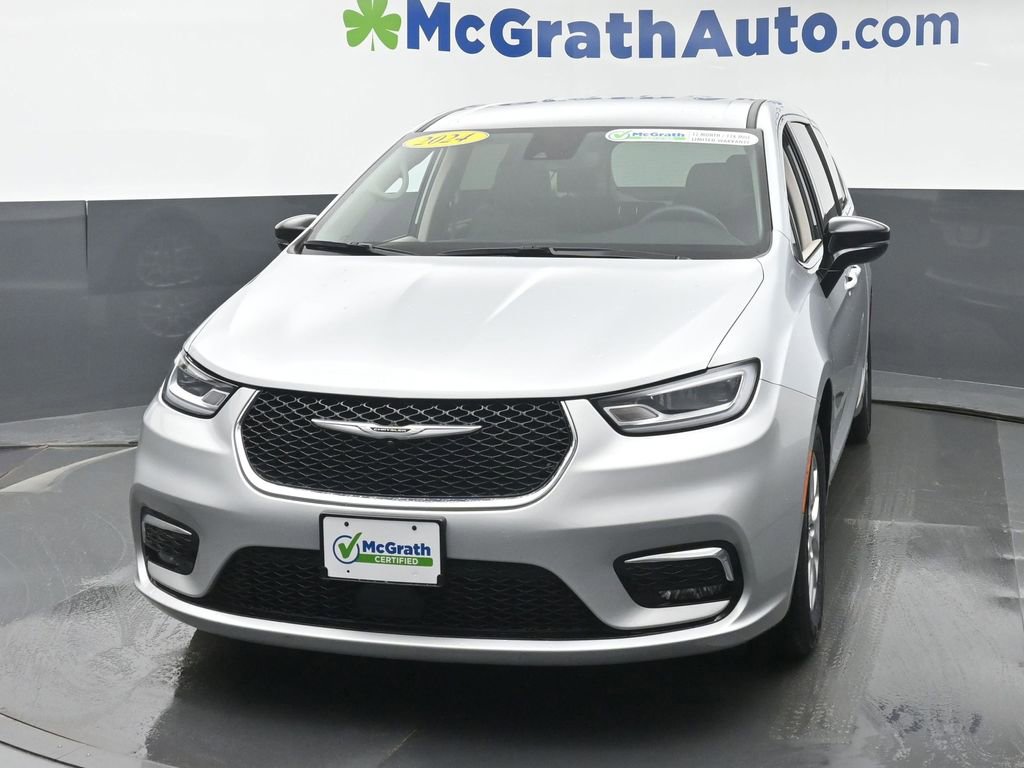 Used 2024 Chrysler Pacifica Touring-L image 5