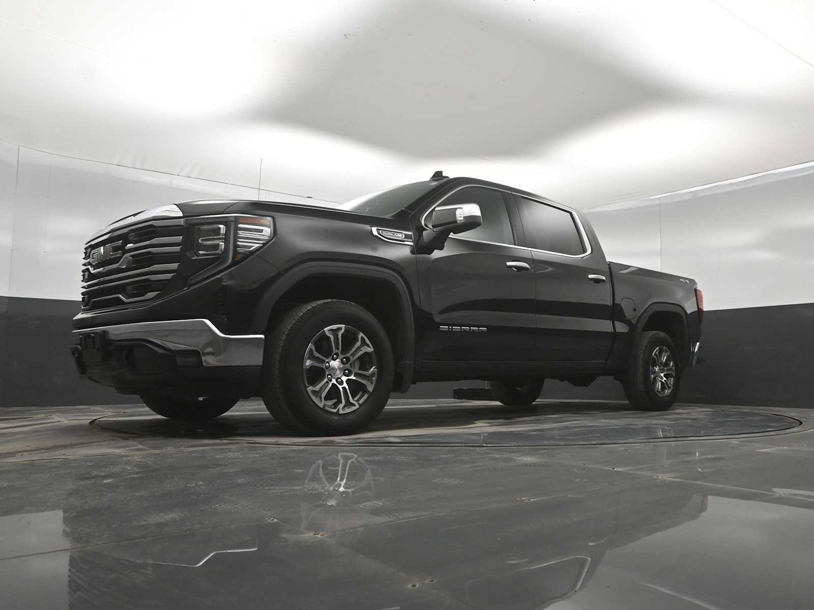 Used 2025 GMC Sierra 1500 SLT AWD/4WD image 35