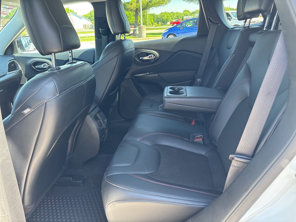 Used 2022 Jeep Cherokee Trailhawk w/ Comfort/Convenience Group AWD/4WD image 39