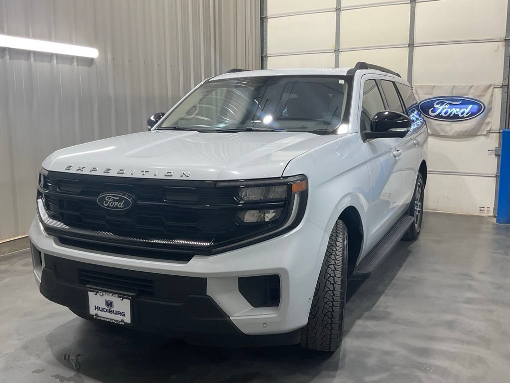 Used 2025 Ford Expedition Active AWD/4WD image 2