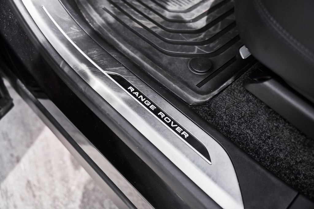 Used 2025 Land Rover Range Rover Long Wheelbase SE image 31