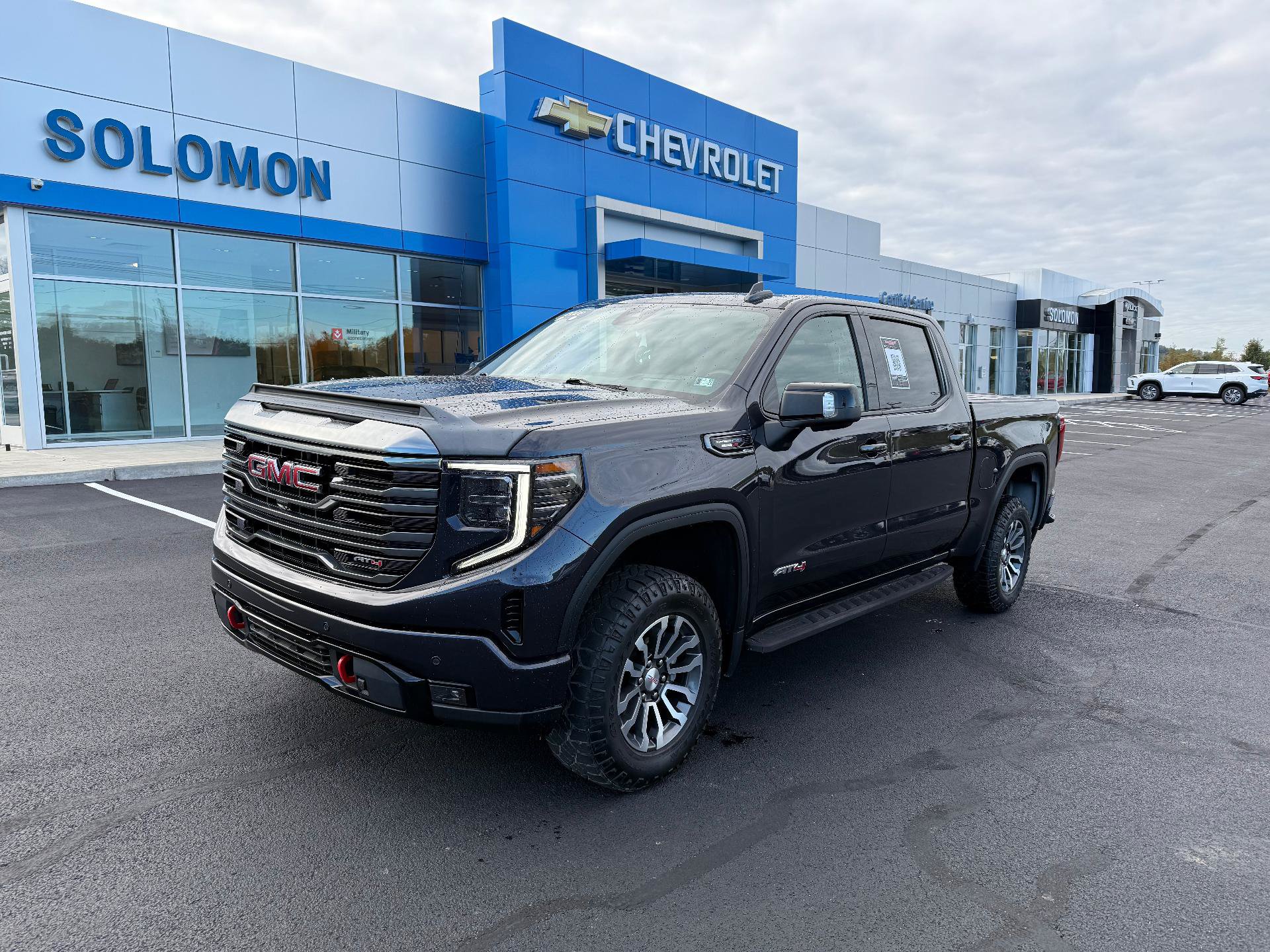 Certified 2022 GMC Sierra 1500 AT4 w/ AT4 Premium Package AWD/4WD image 1
