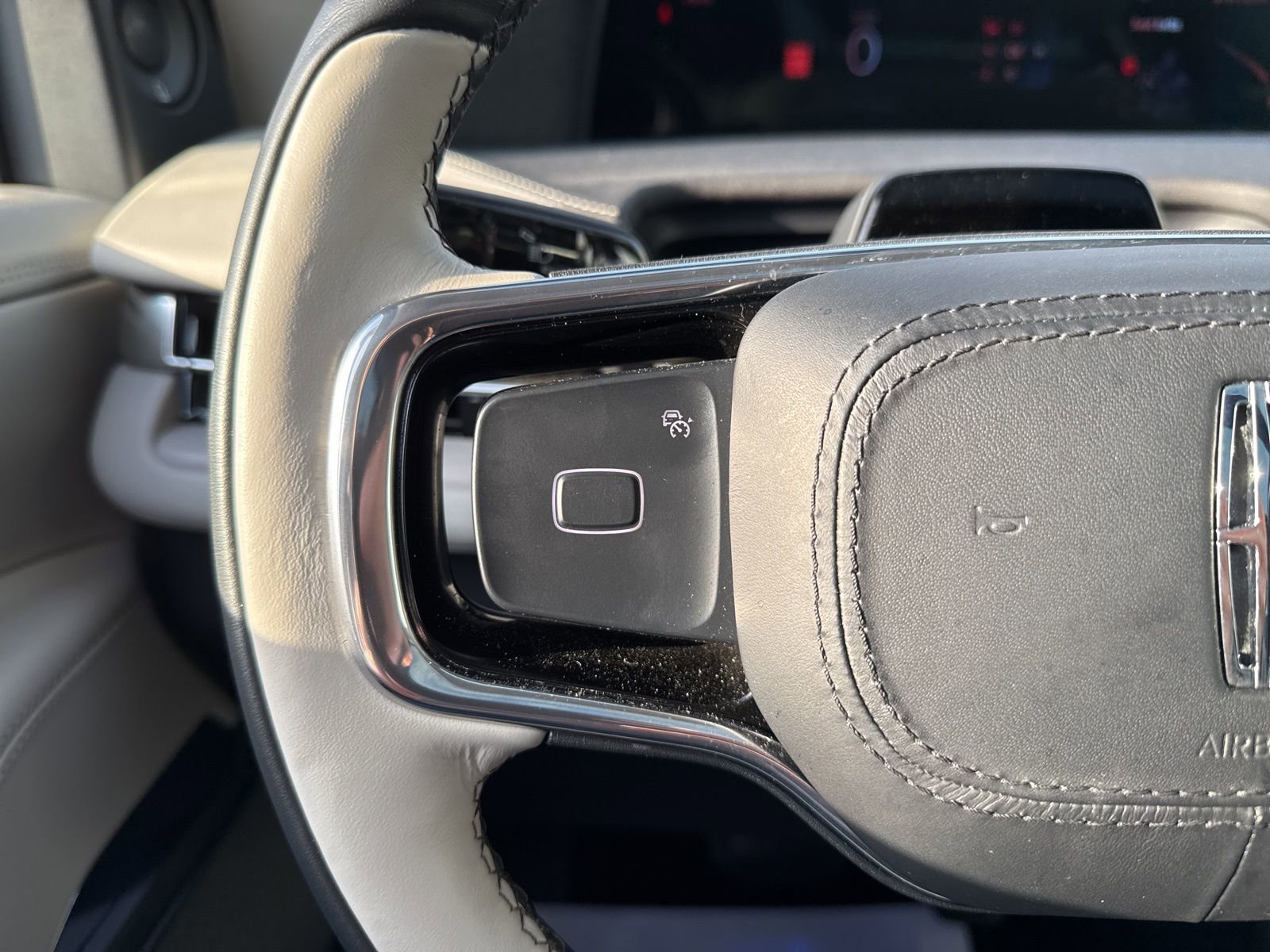 Used 2025 Lincoln Navigator L Reserve image 35