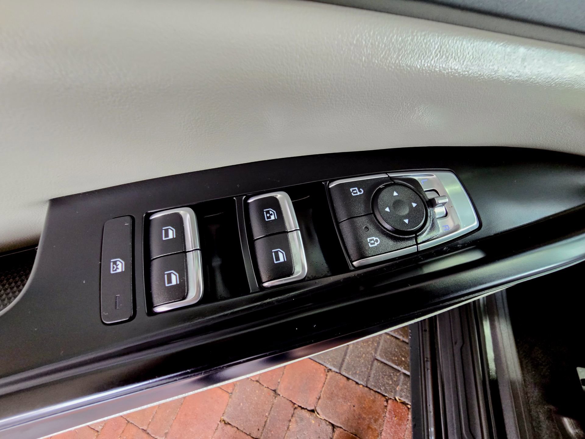 Used 2023 Kia Carnival LX image 17