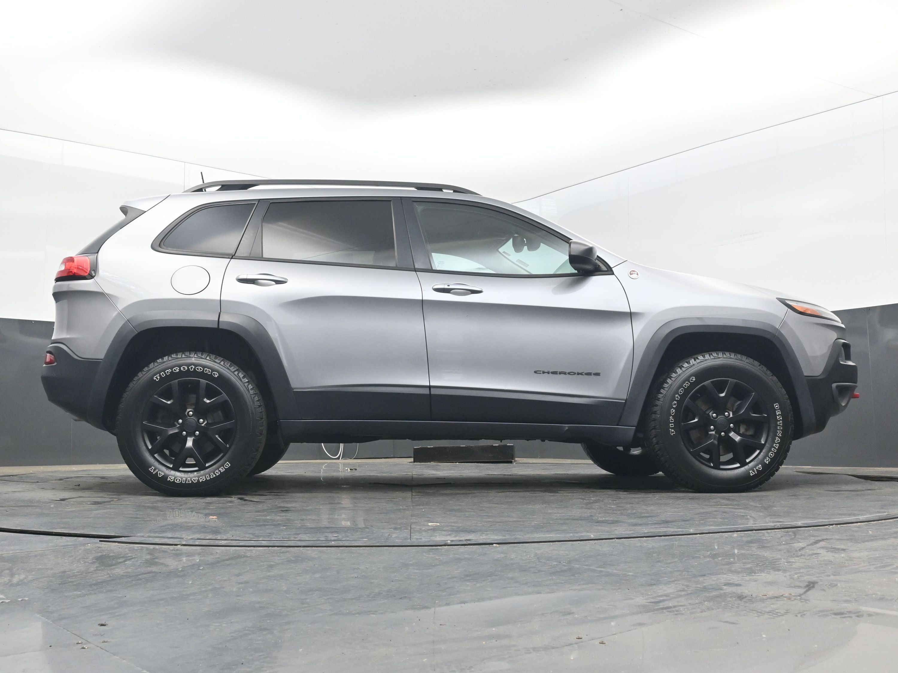 Used 2016 Jeep Cherokee Trailhawk w/ Comfort/Convenience Group AWD/4WD image 29