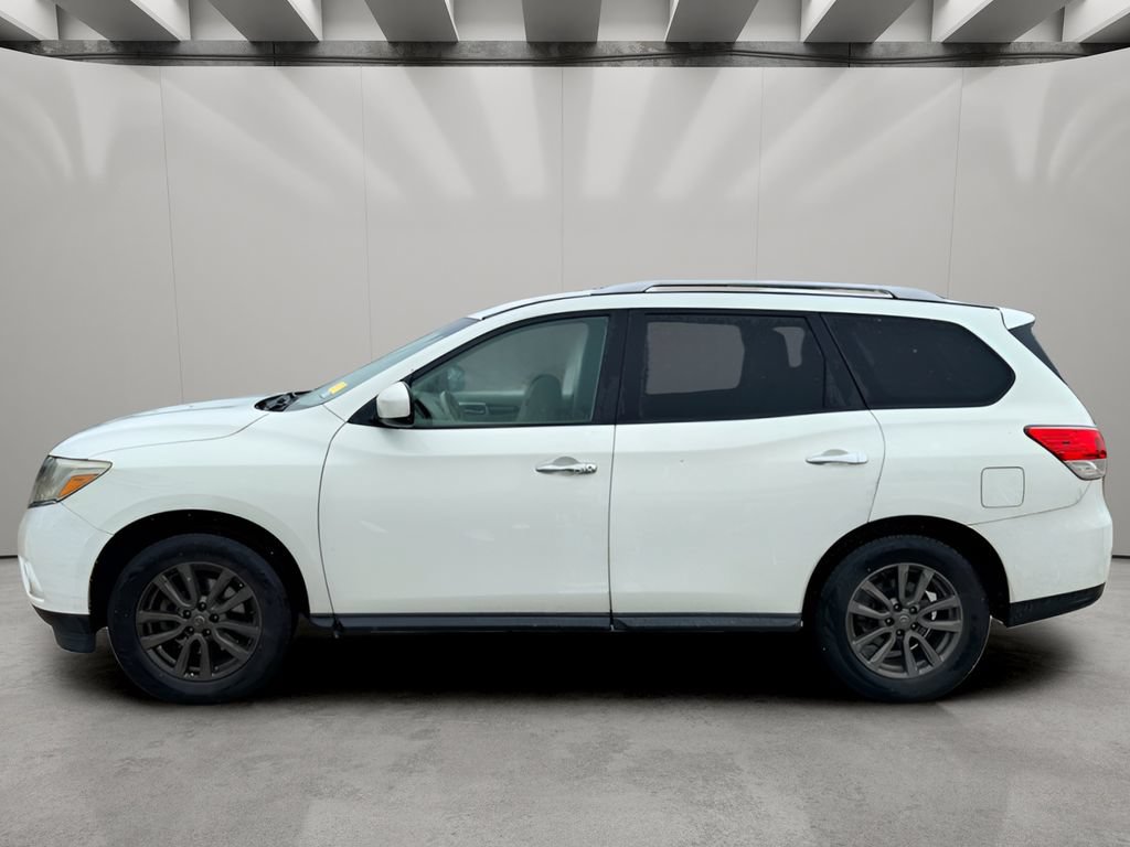 Used 2013 Nissan Pathfinder SV w/ Trailer Tow Pkg FWD image 3