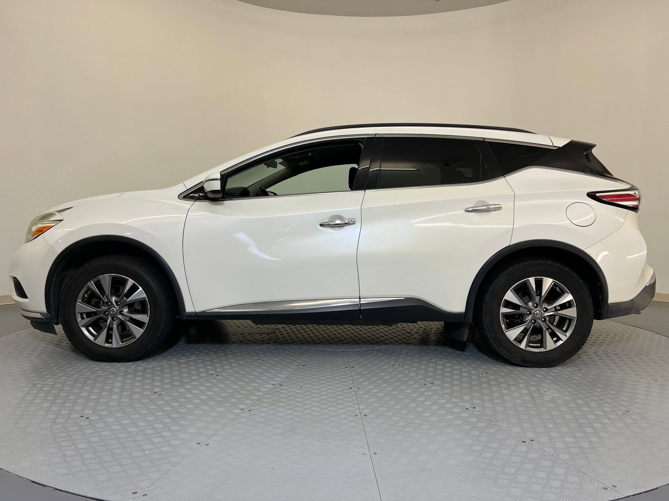 Used 2017 Nissan Murano SV image 2