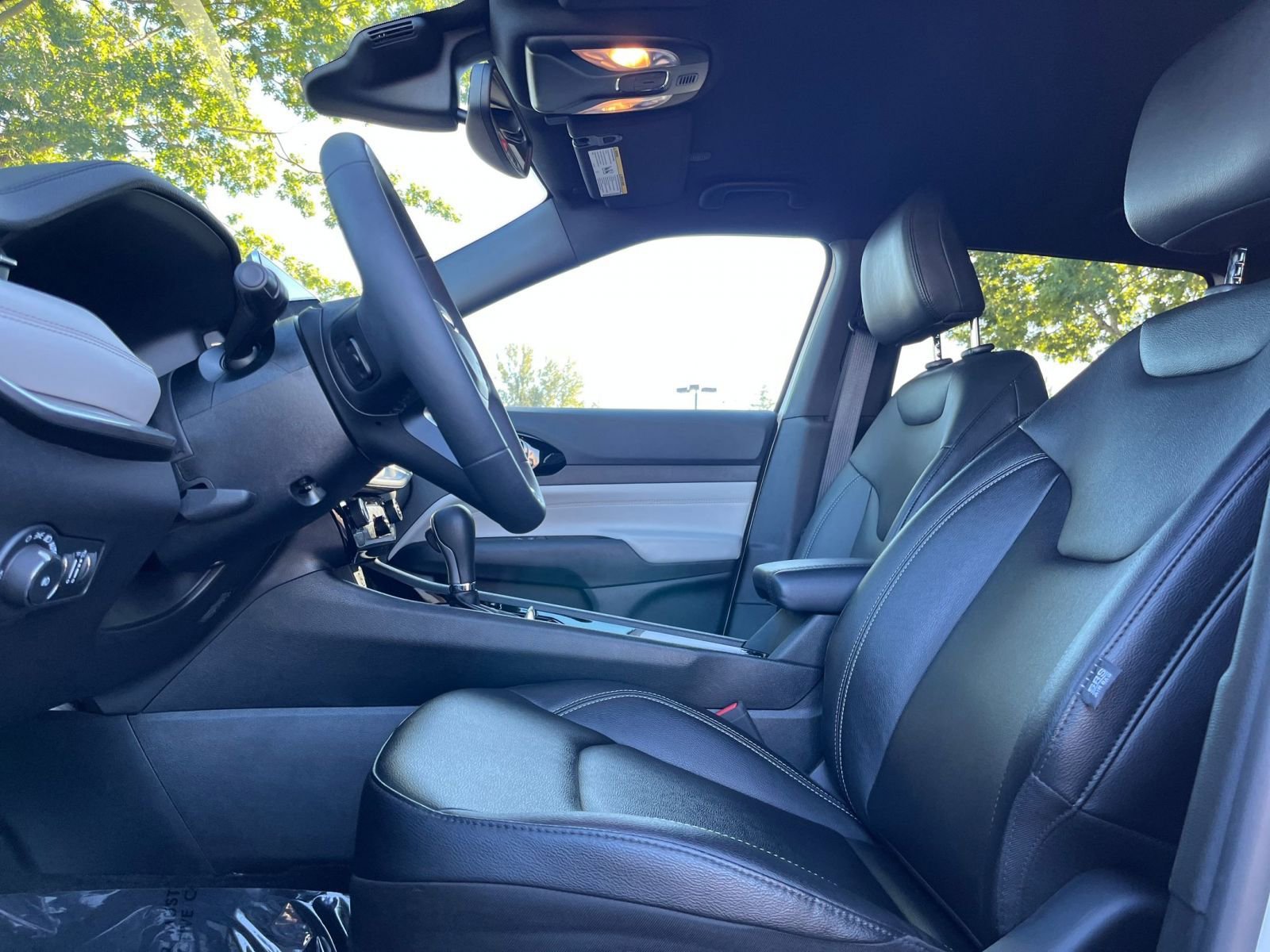 Used 2025 Jeep Compass Limited image 28