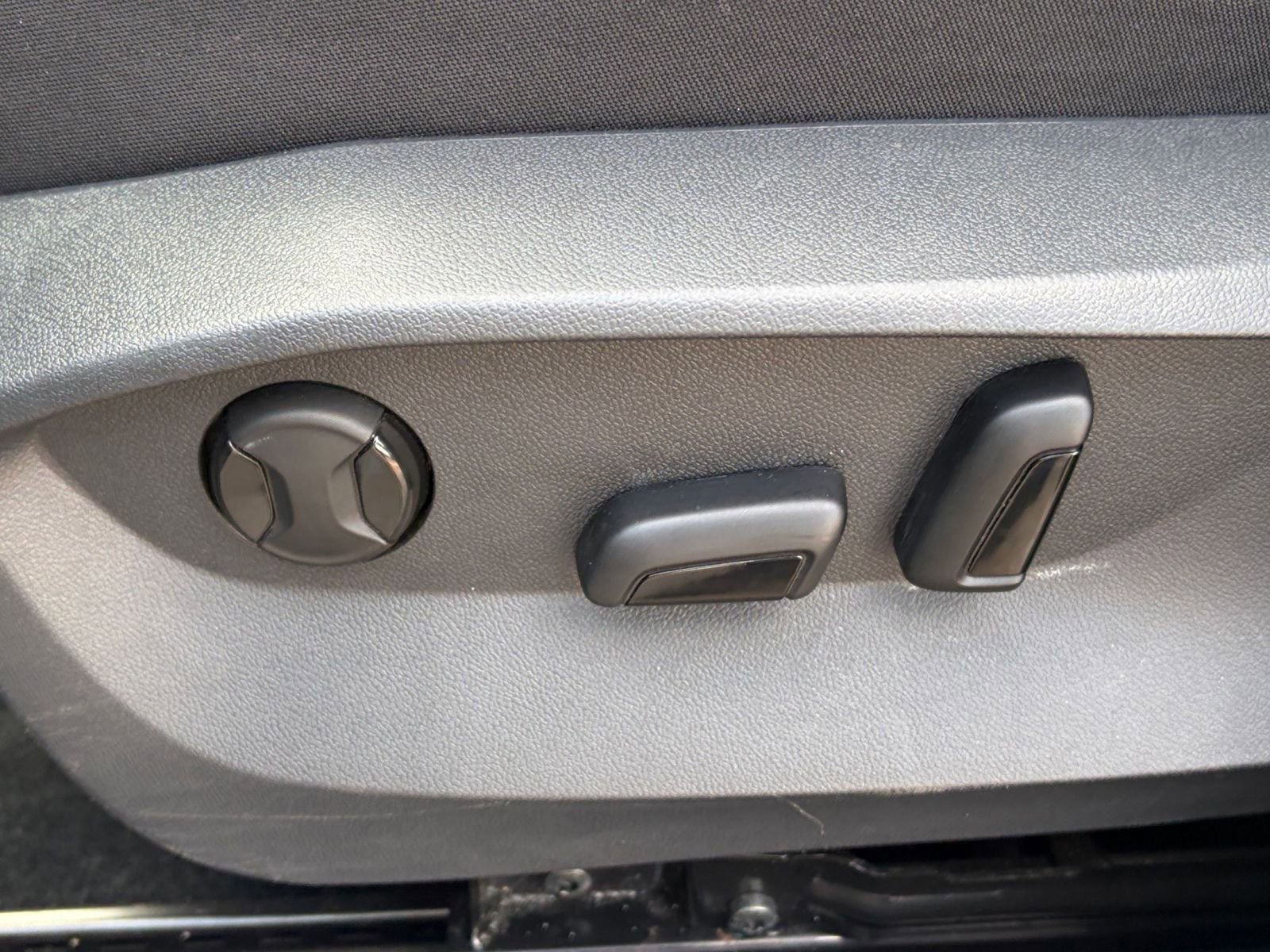 Used 2025 Volkswagen Taos SE FWD image 23