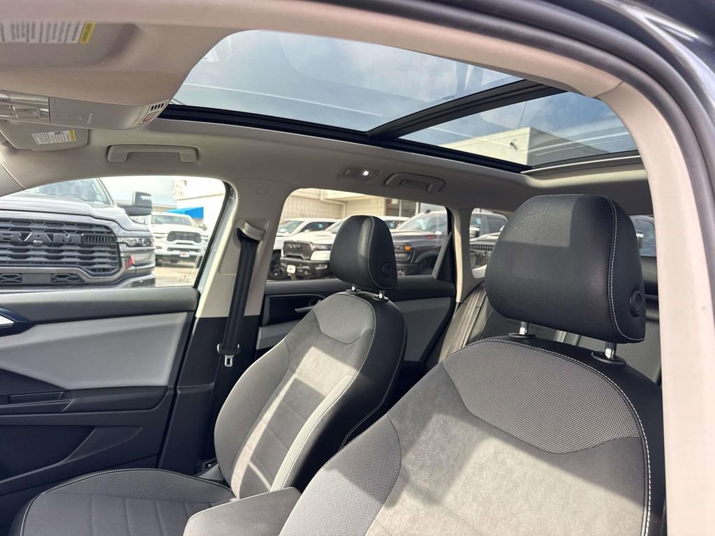 Used 2022 Volkswagen Taos SE w/ Panoramic Sunroof Package FWD image 24