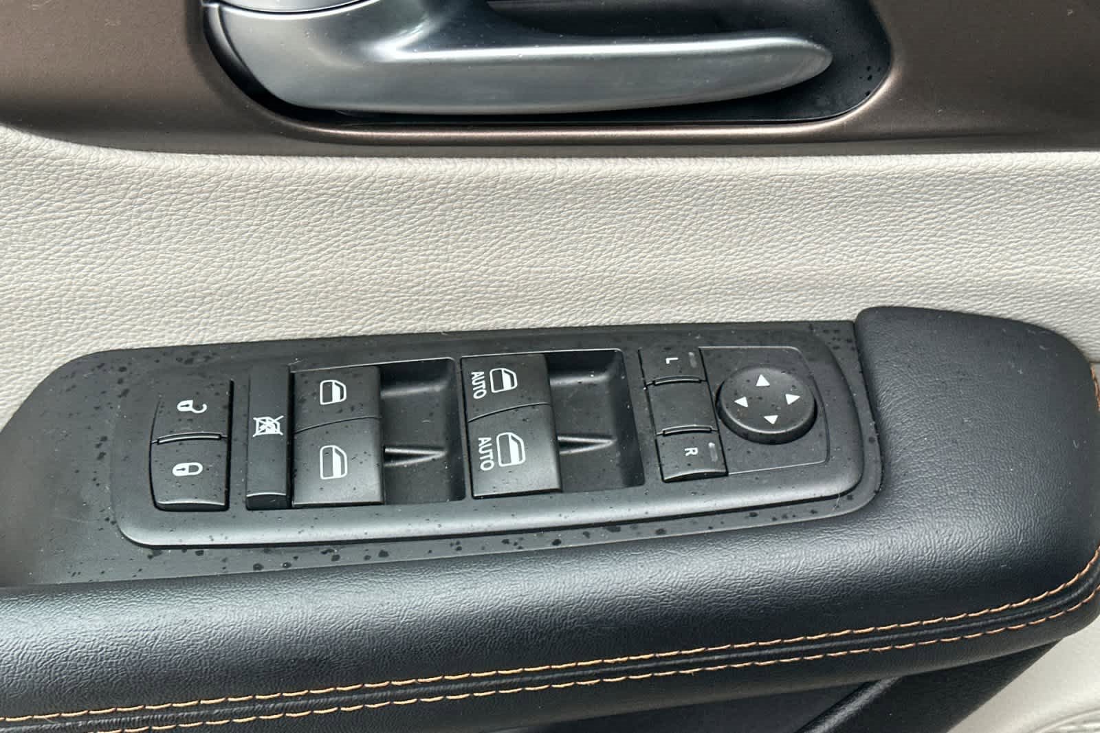 Used 2017 Chrysler Pacifica Touring-L image 13