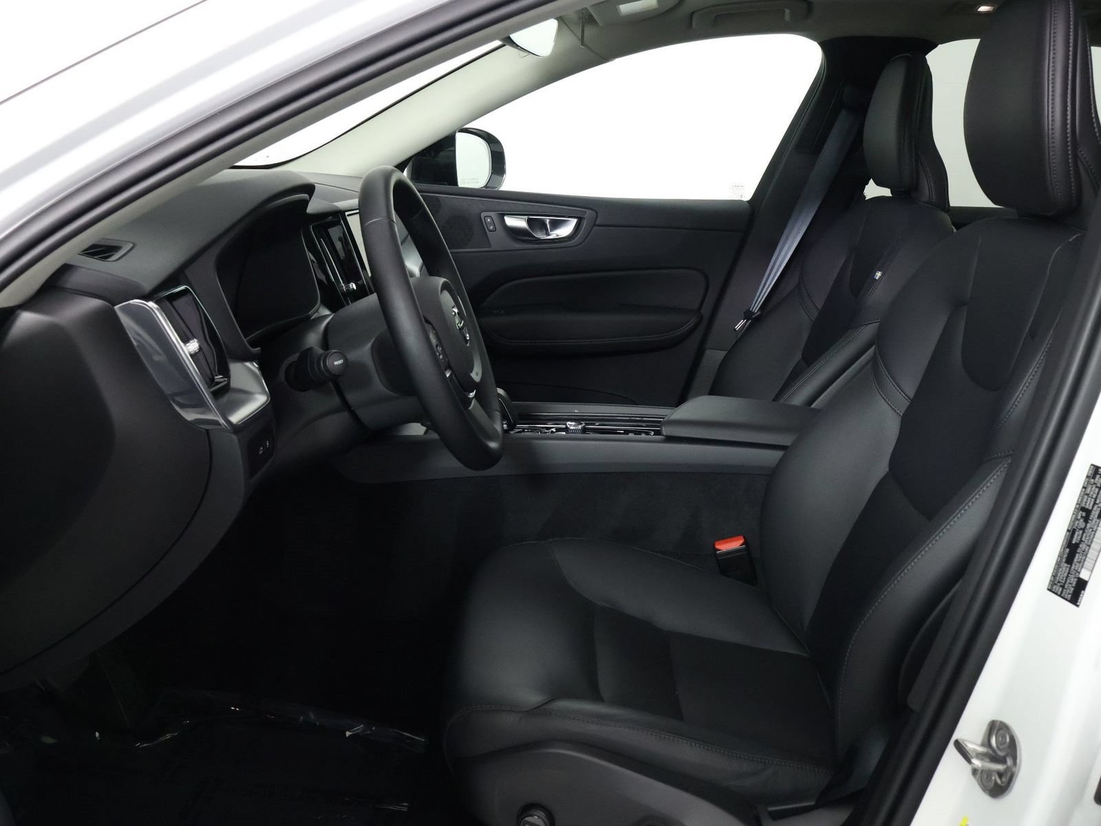 Certified 2025 Volvo XC60 T8 Core w/ Protection Package Premier AWD/4WD image 31