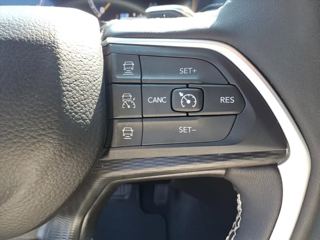 Used 2024 Jeep Grand Cherokee L Altitude image 11