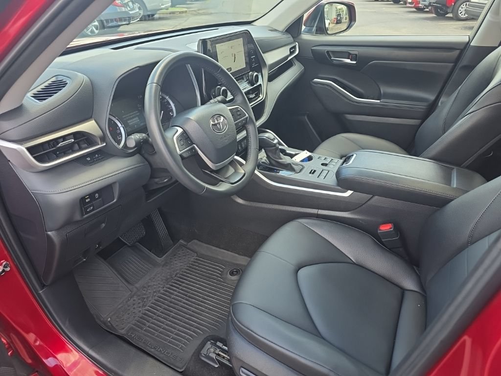 Certified 2025 Toyota Highlander XLE AWD/4WD image 9