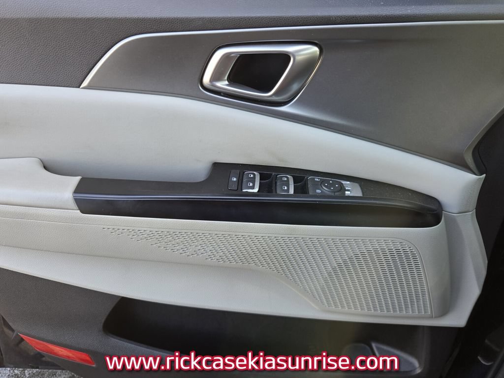 Used 2023 Kia Carnival LX FWD image 11