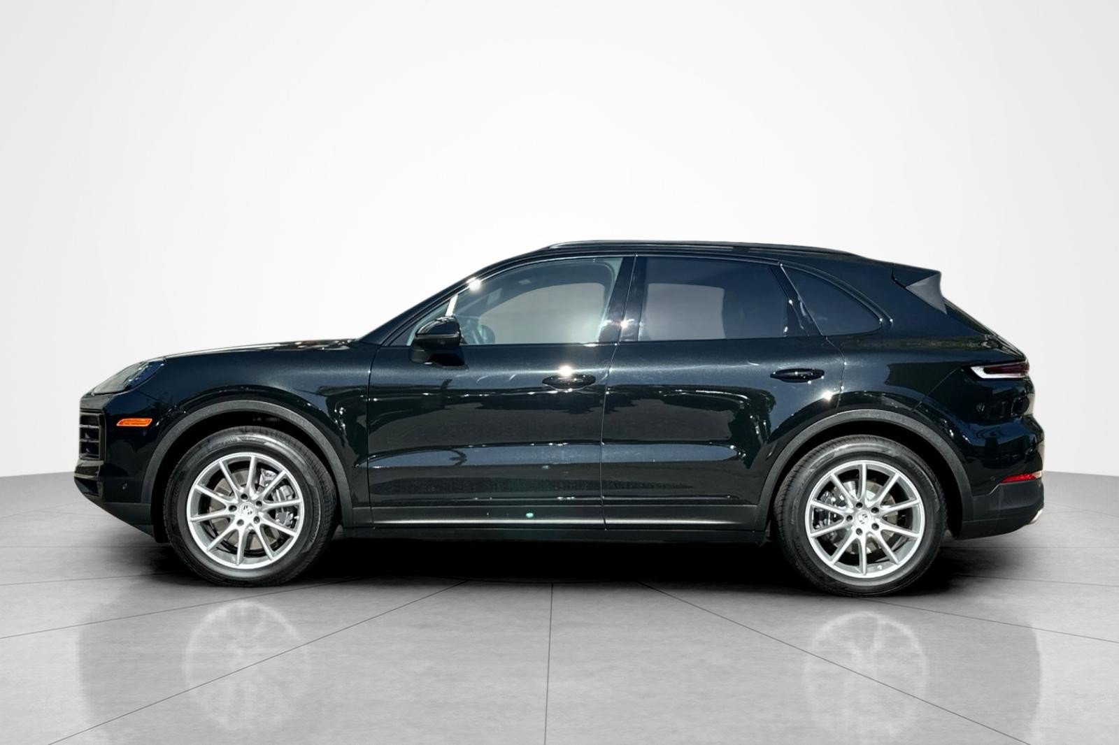 Used 2025 Porsche Cayenne AWD/4WD image 2