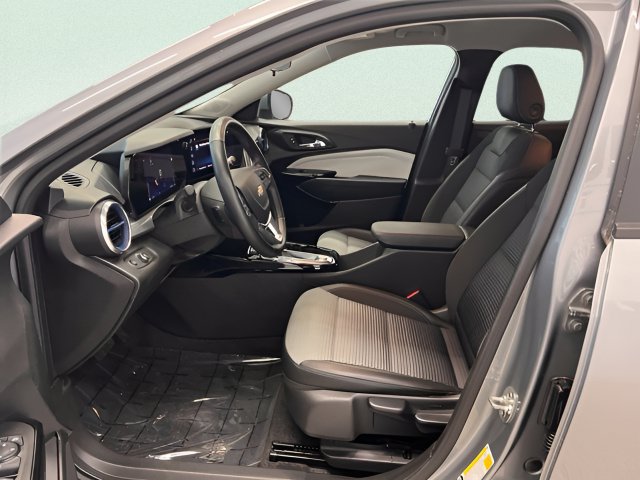 Used 2025 Chevrolet Trax LT w/ LT Convenience Package FWD image 16
