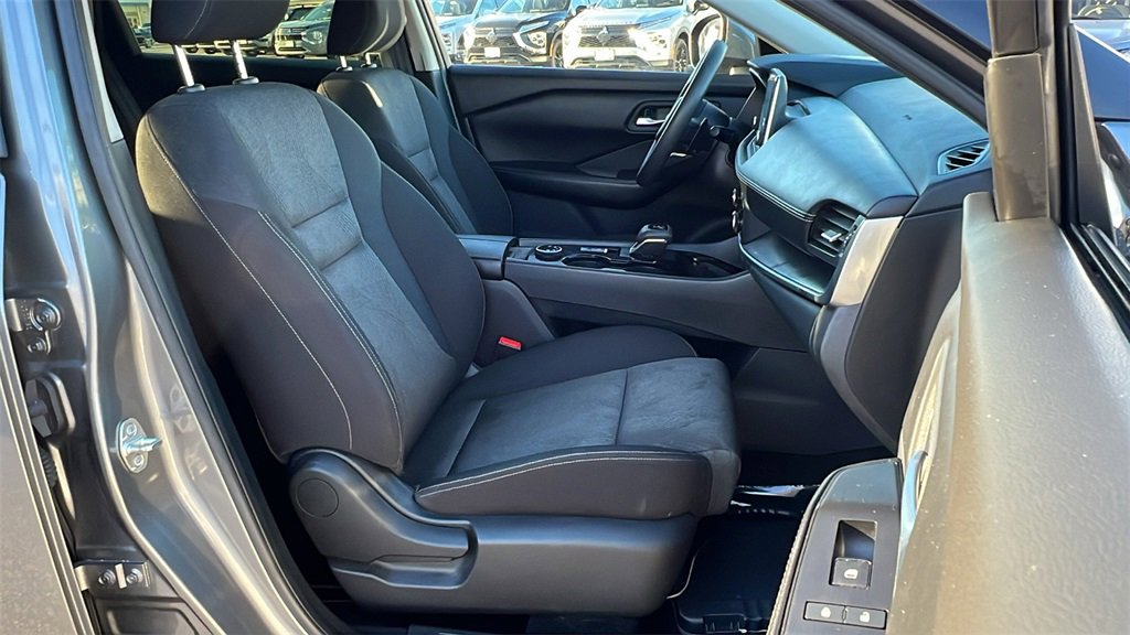 Used 2024 Nissan Rogue SV image 8